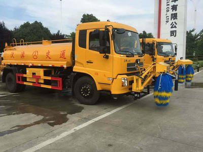 道路隔離開欄清洗車 東風(fēng)天錦高效解決方案